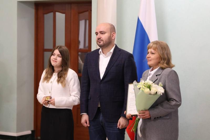 Вячеслав Федорищев вручил медали отличникам