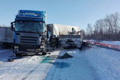Три фуры столкнулись на трассе в Самарской области