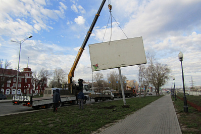 В Самаре снимают "просроченные" рекламные конструкции