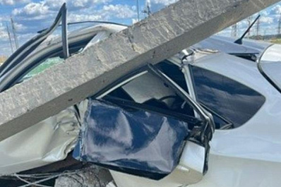 В Тольятти иномарку придавило столбом после аварии