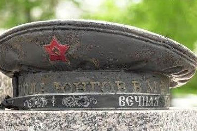 В Самаре на День Победы возложили цветы к мемориалу на аллее Соловецких юнг