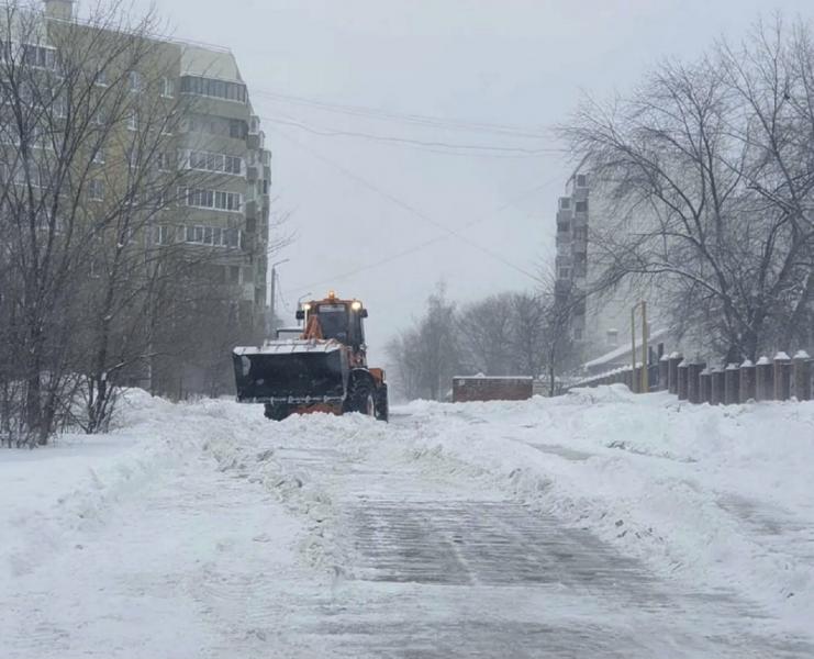 В Жигулевске с последствиями снегопада борются 15 снегоуборочных машин