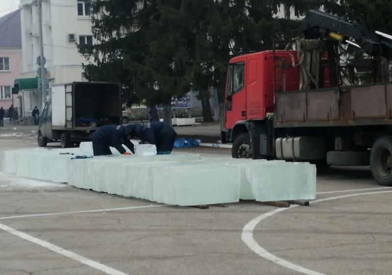 Жигулевск украсят ледяными скульптурами Деда Мороза и Снегурочки