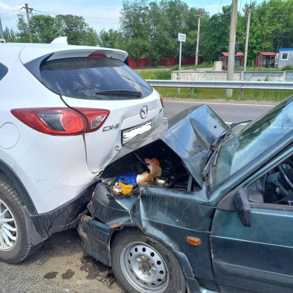 4 июня в Самарской области на трассе столкнулись Mazda и ВАЗ-2115