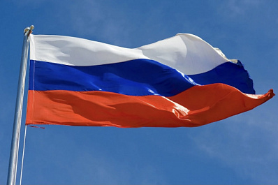 С 1 сентября во всех российских школах будет играть гимн и подниматься флаг