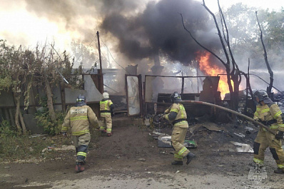 Разгорелся до 500 "квадратов": спасатели ликвидируют пожар в Зубчаниновке