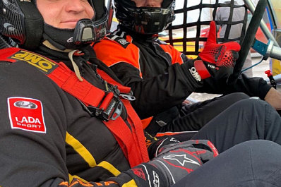 Губернатор Дмитрий Азаров на LADA Vesta заложил пару крутых виражей на заснеженной трассе