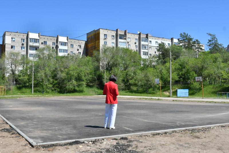 Завлекают в спорт: в Прибрежном строят универсальную площадку