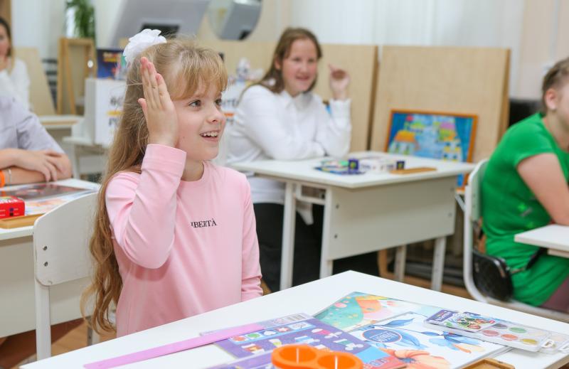 В Новокуйбышевске заводчане передали воспитанникам интерната более тысячи школьных принадлежностей