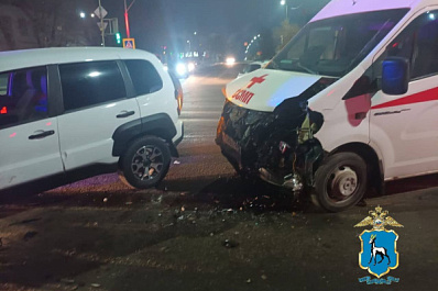 В Сызрани в ДТП со скорой помощью и внедорожником пострадали два человека