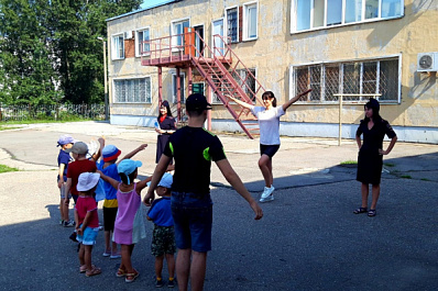 В Тольятти полицейские провели для детей "Зарядку со стражем порядка"