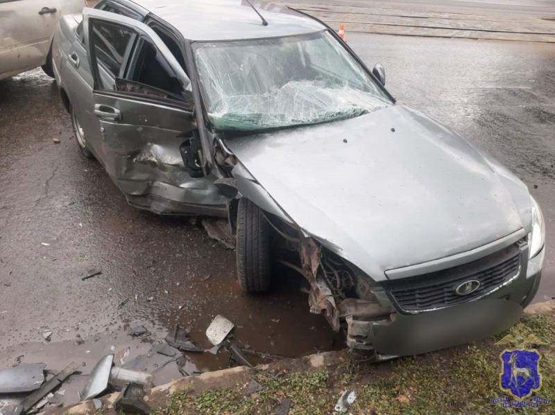 В Самарской области мужчина на LADA Vesta влетел в забор