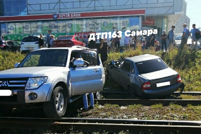 В Самаре напротив ТЦ Gold автомобили перекрыли трамвайные пути