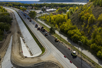 На подходах к мосту через реку Сок начали укладывать асфальт 