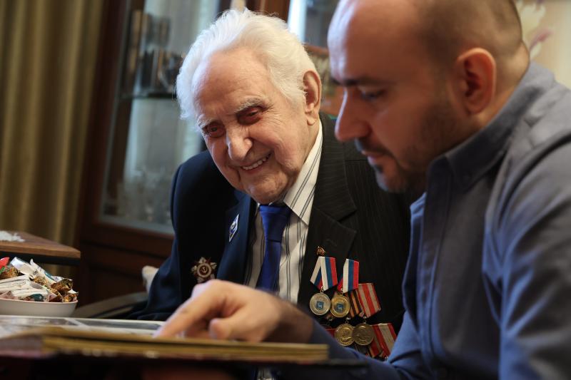 Губернатор Вячеслав Федорищев передал ветерану Великой Отечественной войны награду в честь 80-летия Победы
