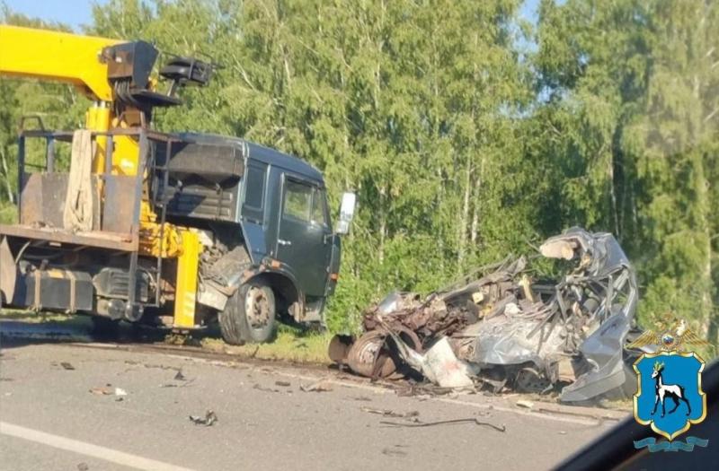 На трассе в Самарской области в аварии с КамАЗом погиб водитель легковушки
