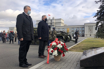 В Самаре возложили цветы к знаку "Памяти Парада 7 ноября 1941 года"