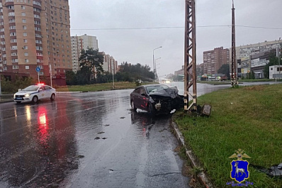 В Тольятти водитель Kia Rio погиб, влетев в столб