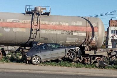В Самаре на Заводском шоссе 19 июня Mazda врезалась в железнодорожные цистерны