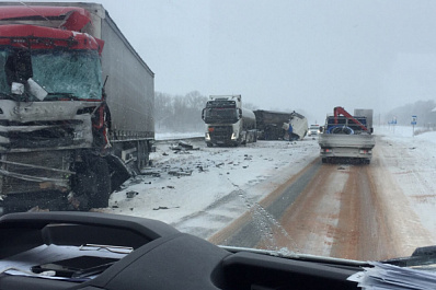 Лобовое столкновение фур под Сызранью создало гигантскую пробку на М5 "Урал" 