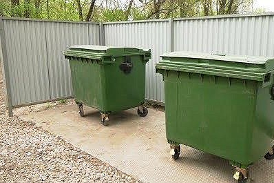 С площадок для мусора массово вывозят металлические контейнеры