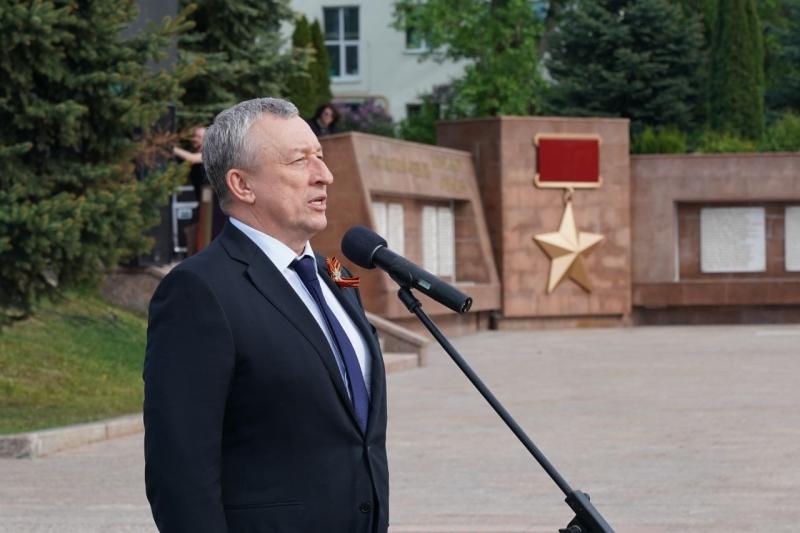 На площади Славы состоялась передача частицы Вечного огня, которая отправится в районы области