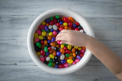 Эксперты рассказали, сколько сладостей можно давать детям