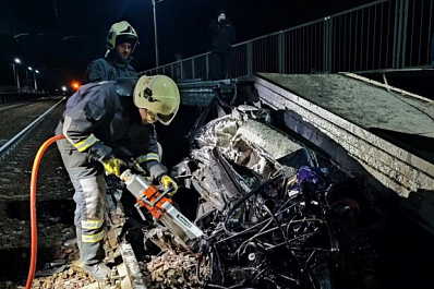 В Самарской области 10 ноября грузовой поезд врезался в ВАЗ-2114