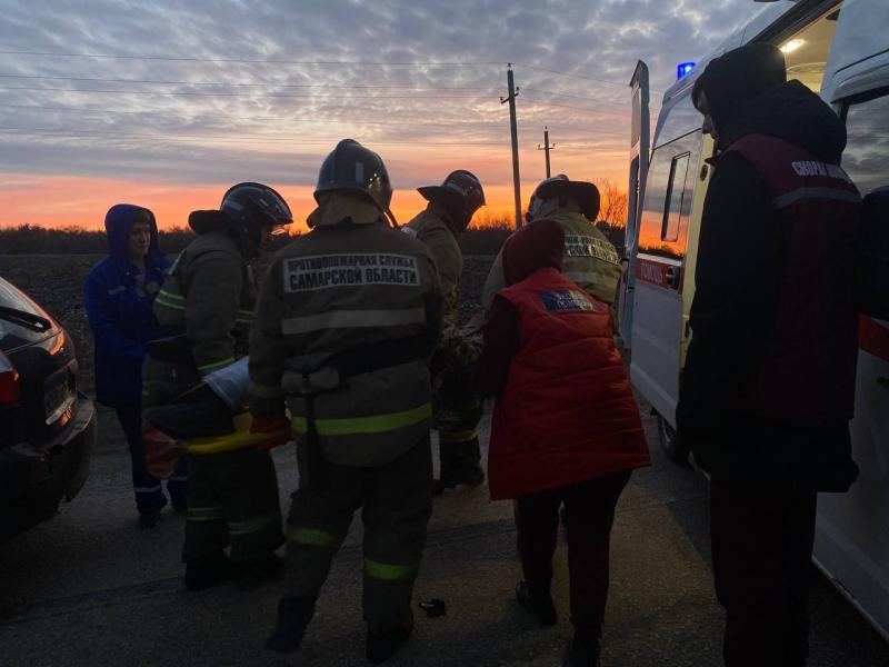 В Самарской области на трассе "Калина" влетела в экскаватор