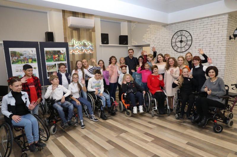 Дима Билан подарил в Самаре детям сертификат на инклюзивную площадку