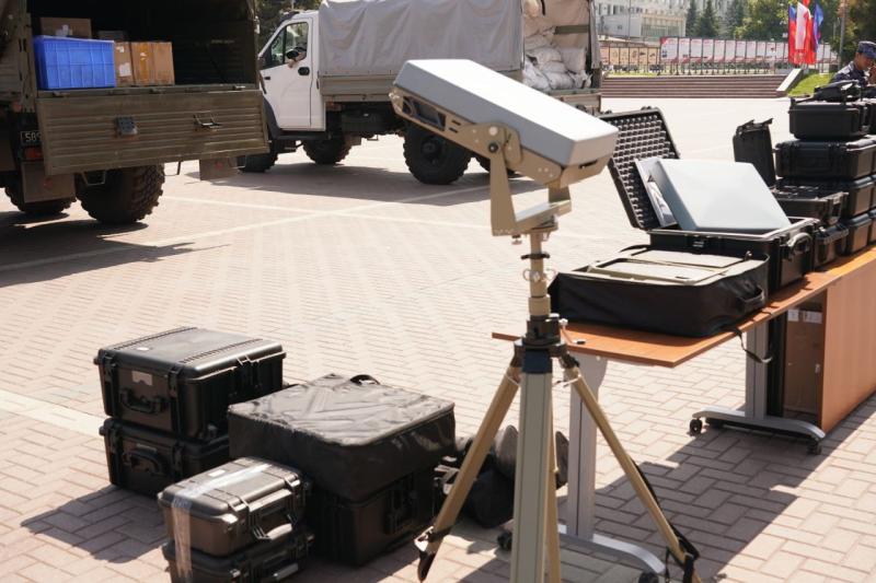 Вячеслав Федорищев передал бойцам 2-й армии и сотрудникам спецподразделений Росгвардии спецтехнику и обмундирование