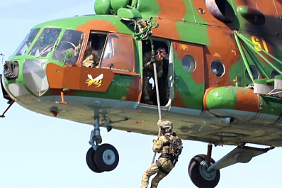 Видео: в Самаре спецназовцы без парашютов прыгали с вертолета