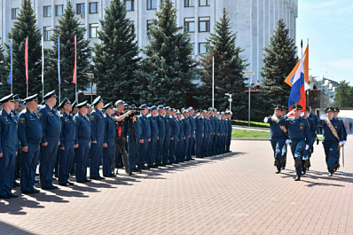 Сотрудники МЧС, участвовавшие в тушении крупных лесных пожаров, получили госнаграды