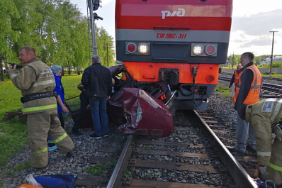 Фото: в Самарской области автомобиль разорвало на части после столкновения с поездом