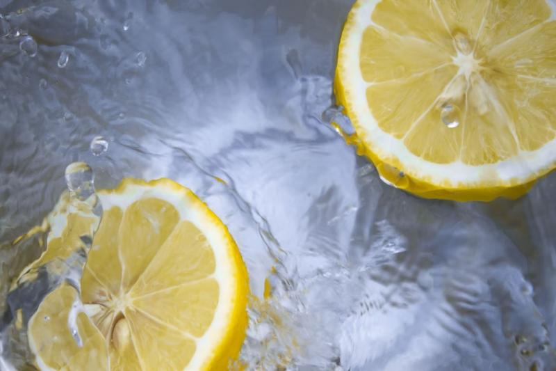 Роспотребнадзор рекомендовал пить больше воды и есть фрукты во время жары