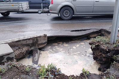 В Самаре из-за провала асфальта частично перекрыто Московское шоссе