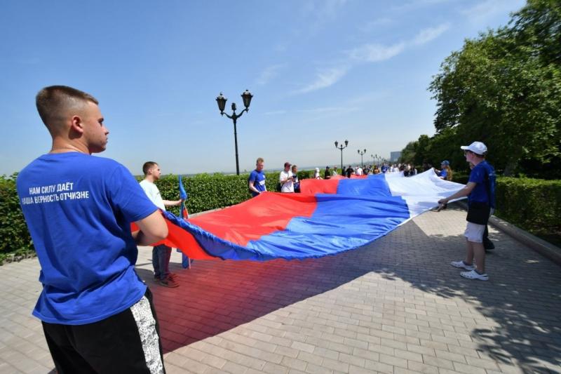 Под единым флагом: на самарской набережной развернули 700-метровый российский триколор