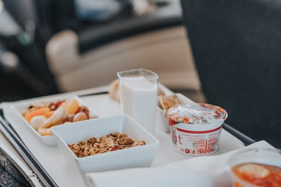 Рацион туриста: диетолог рассказала, какую еду лучше исключить перед авиаперелетом