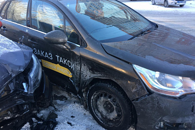 При столкновении двух такси в Самаре пострадал пассажир