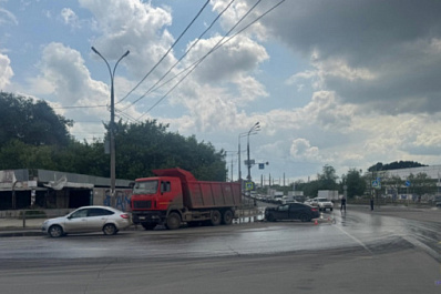 В Самаре водитель иномарки врезался в самосвал и погиб 