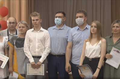 В День молодёжи тольяттинские выпускники получили школьные аттестаты
