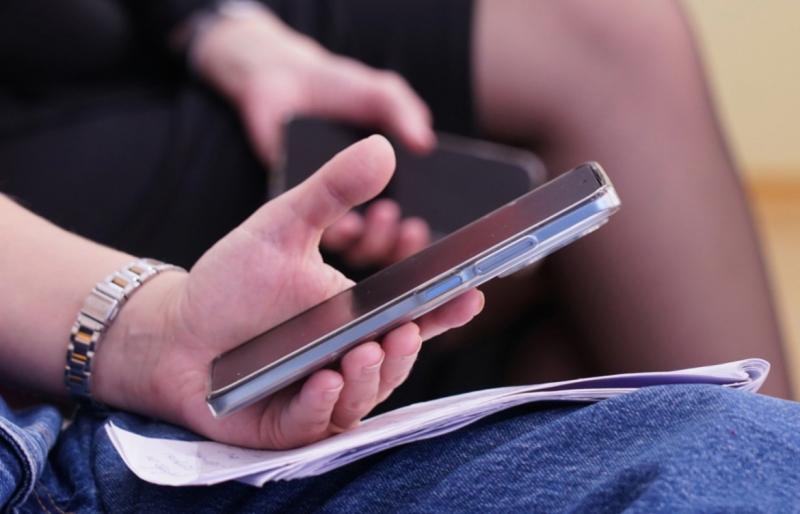 Эндокринолог: смартфон и запрещенные вещества действуют на мозг одинаково негативно