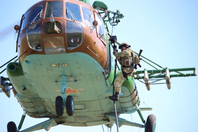 В Самаре спецназовцы Росгвардии отработали десантирование без парашюта