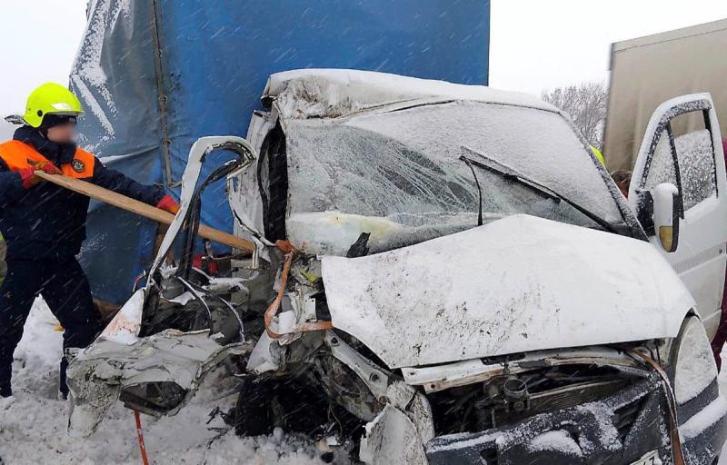 В Самарской области на трассе столкнулись фура и "Газель"