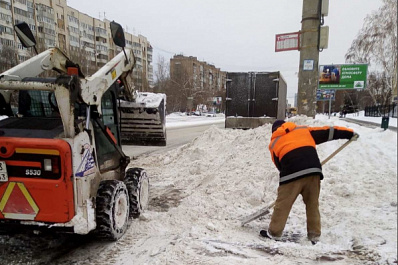 В Самаре сотни спецмашин и тысячи уборщиков расчищают улицы и дворы от снега