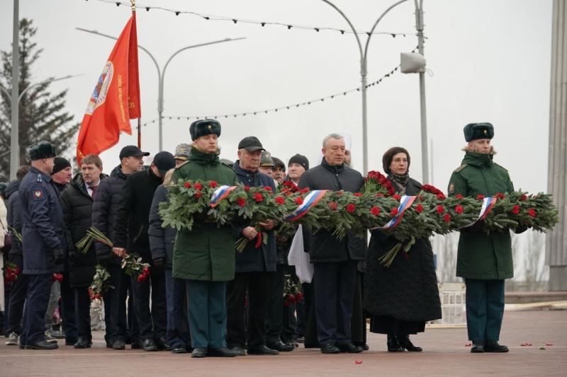 Представители "Школы героев" приняли участие в Дне памяти неизвестного солдата на площади Славы