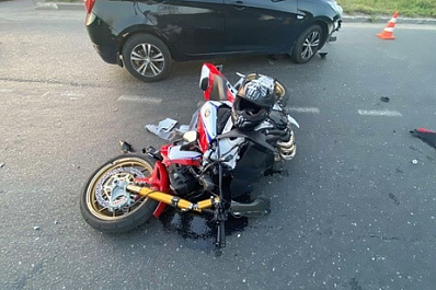 В Тольятти мужчина на мотоцикле врезался в иномарку