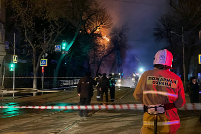 Пожар в доходном доме Челышева разгорелся до 1300 кв. м