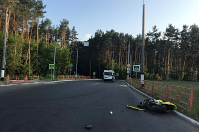 В Сызрани мотоциклист без прав снес ограждение