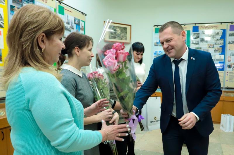 Тольяттиазот поздравил с Днем матери сотрудниц – многодетных мам